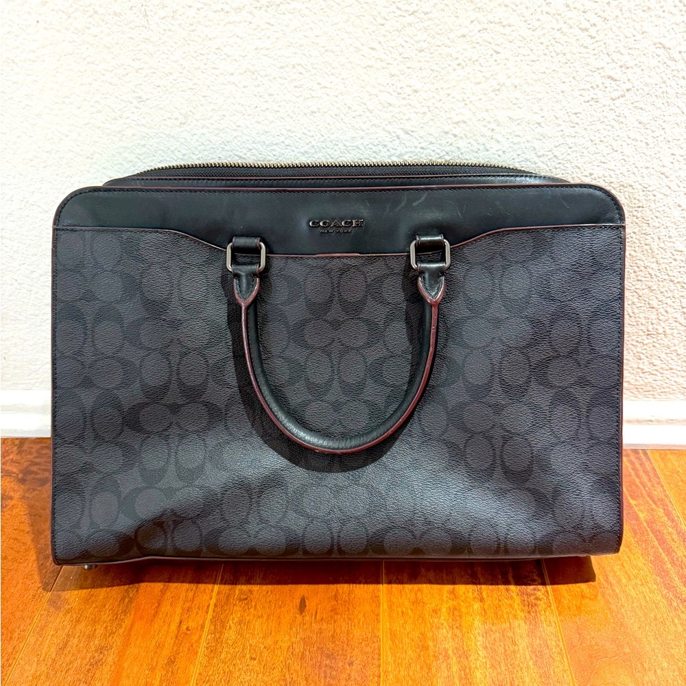 Coach Black Signature Men's Bag (USED)